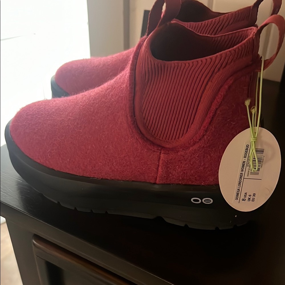 Oofos boots NWT